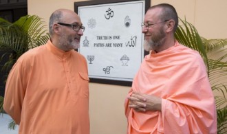 Pujya Swami Rameshwarananda Giri Maharaj y Rev. Swami Atamananda Udasin
